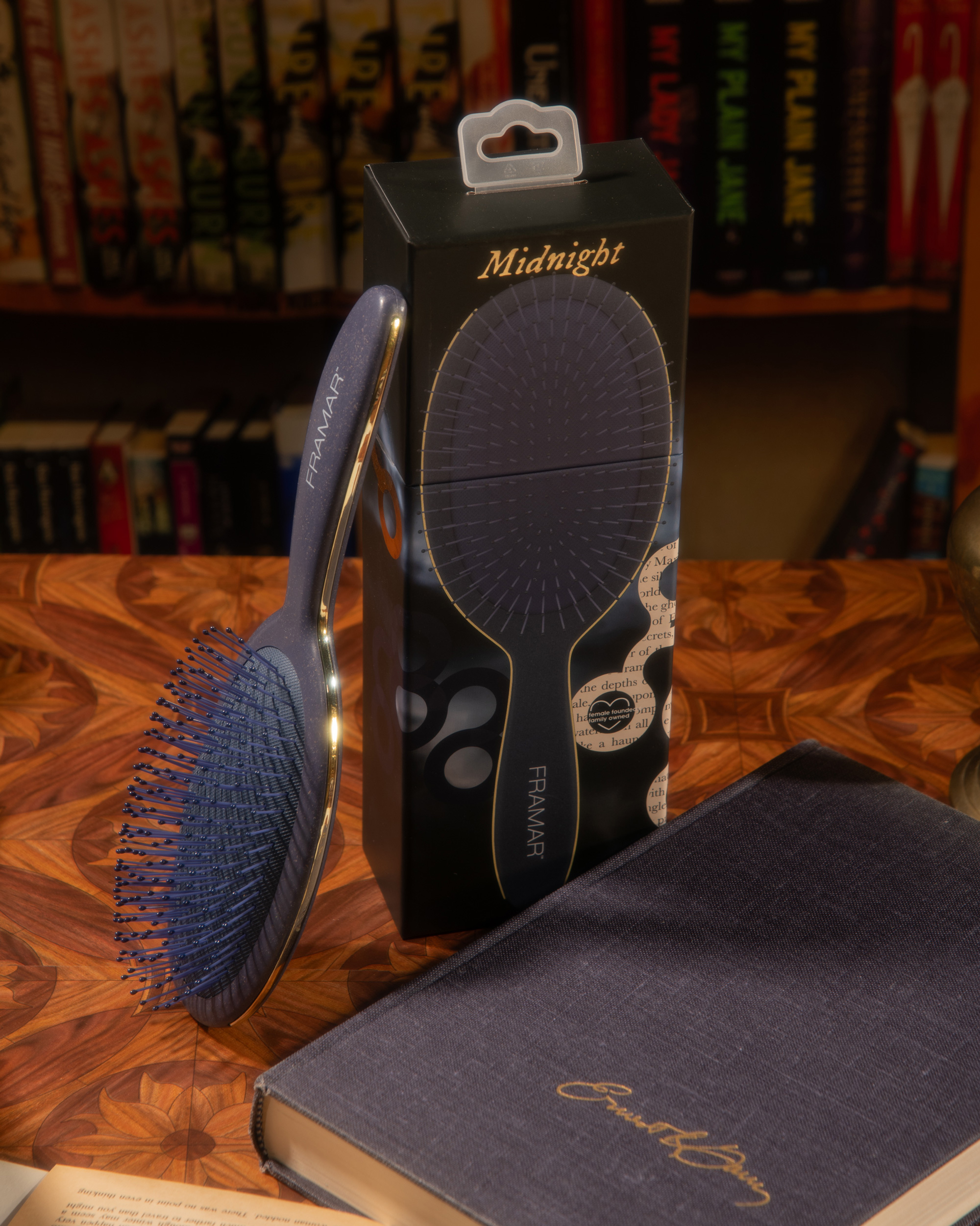 Framar HAIR BRUSHES: Dark Academia Detangle Brush - Midnight Blue